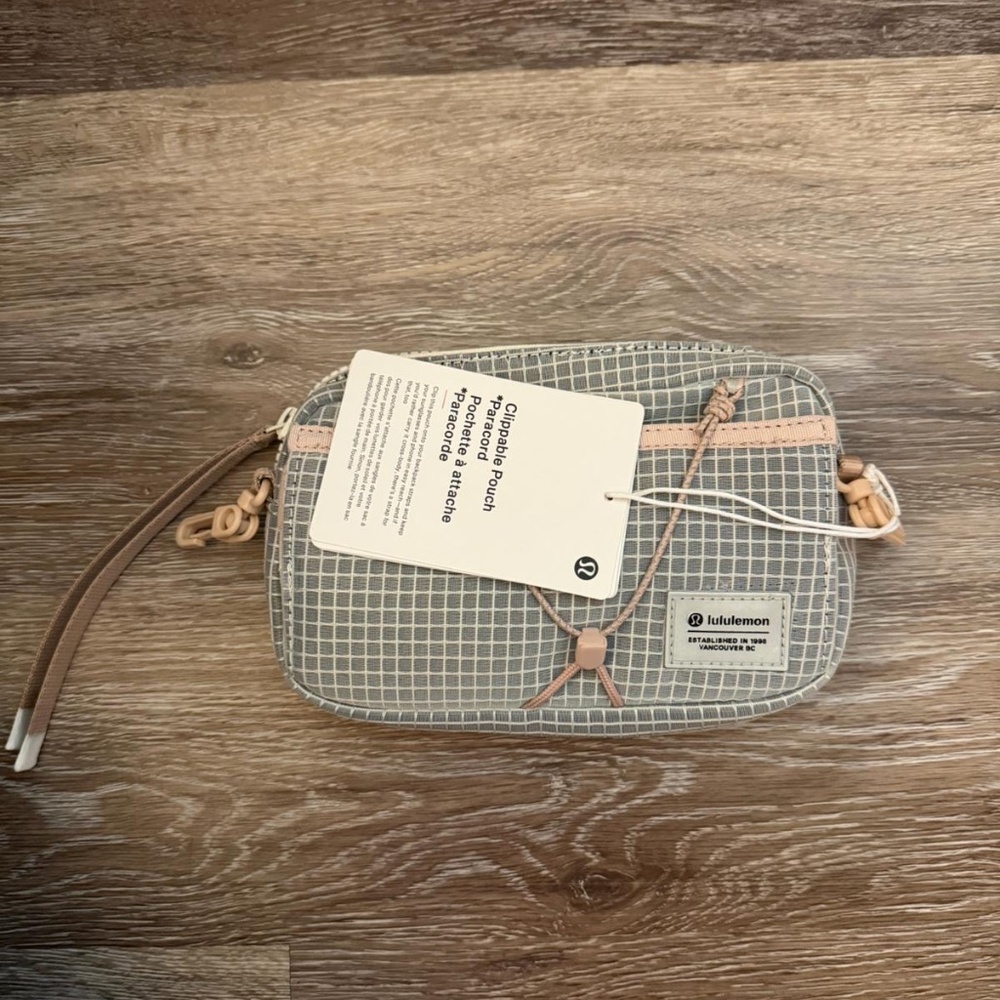 Lululemon clipable Pouch
